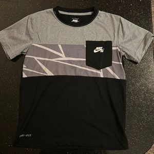 Nike SB dri-fit tee size small kids